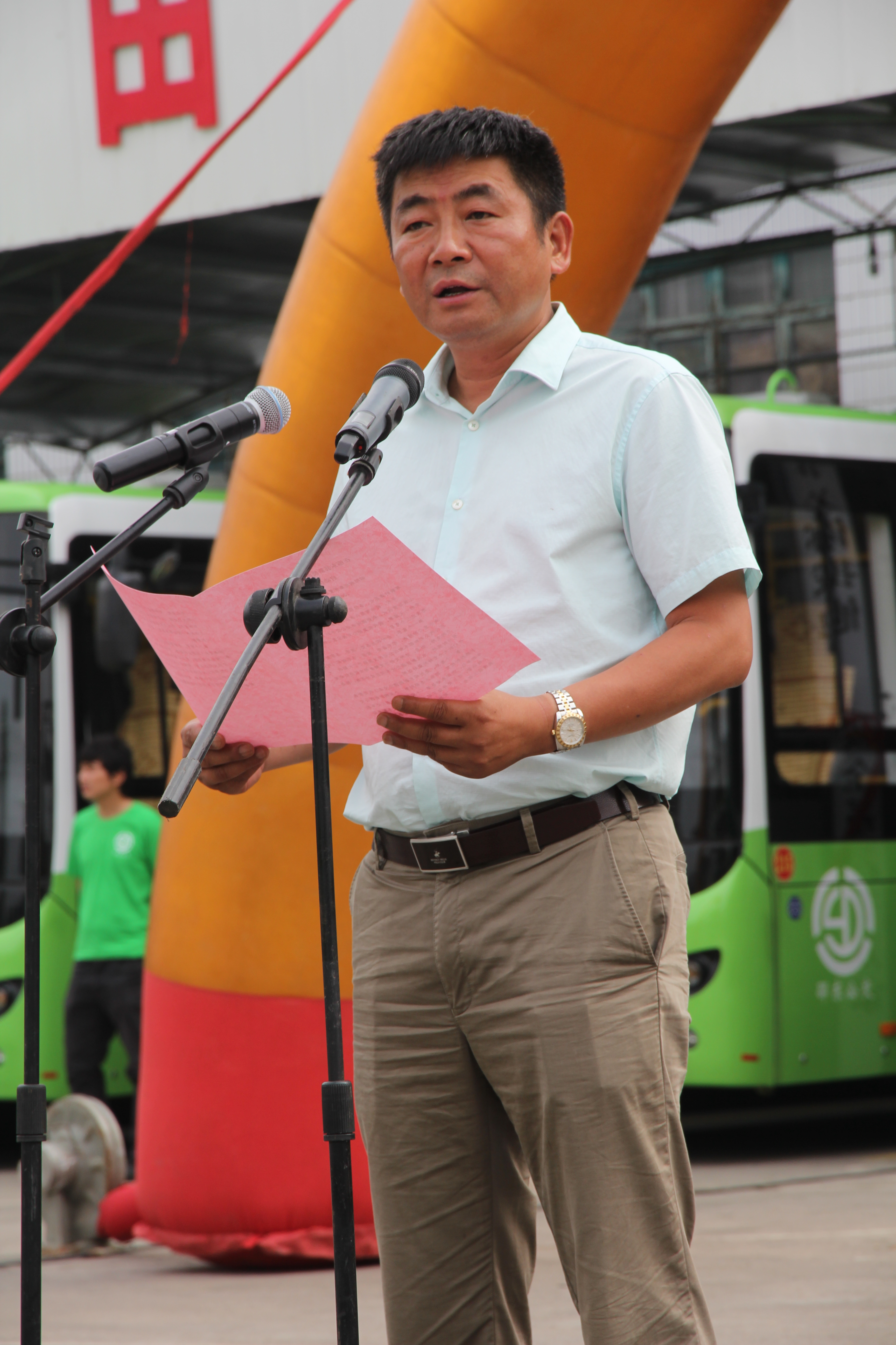 圖為純電動公交車整裝待發(fā)。圖為市民在試乘純電動公交車