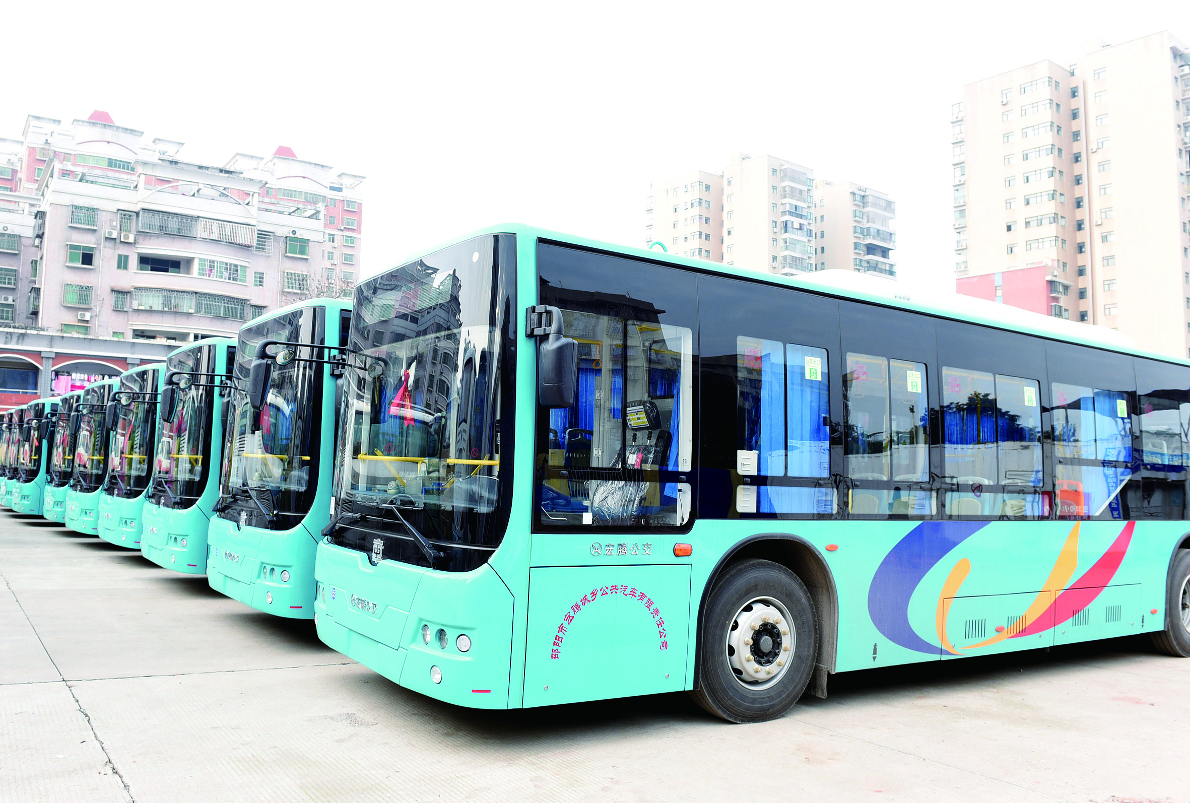 2月26日，筆者在宏騰城鄉(xiāng)公共汽車公司偌大的停車坪見到，其30輛公交車輛成一字型排列整裝待發(fā)。