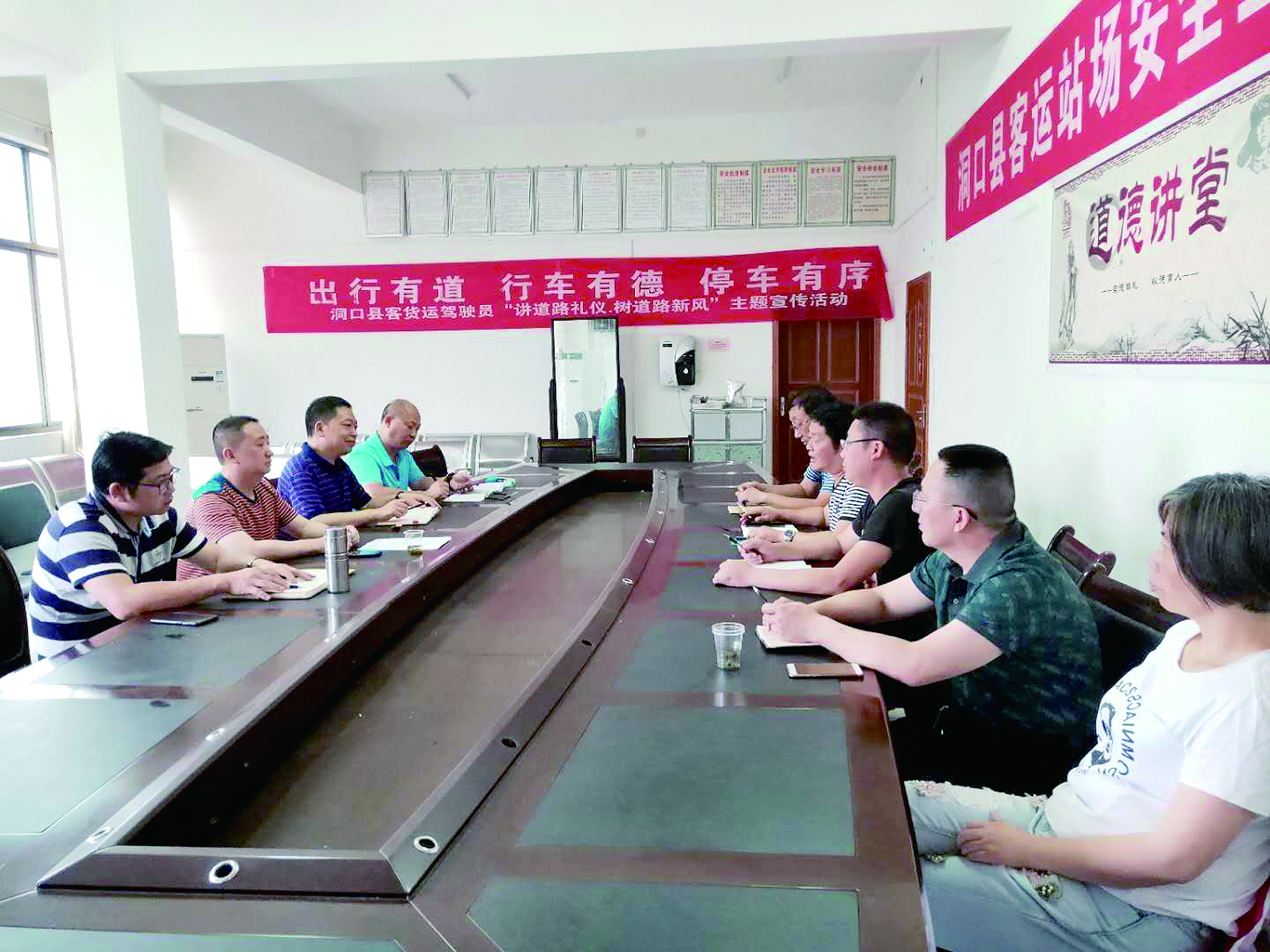 6月12日至13日，集團(tuán)公司董事、副總經(jīng)理唐新宇率辦公室、房產(chǎn)基建、企管部門負(fù)責(zé)人深入分公司就門面合同等事項進(jìn)行核查和清理，并對門面經(jīng)營狀況調(diào)研。據(jù)悉，兩天時間核對門面合同144份。 ? 為切實加強(qiáng)企業(yè)內(nèi)部管理，集團(tuán)公司決定對全司門面管理開展清理，成立集團(tuán)公司門面清理領(lǐng)導(dǎo)小組以抓好此項工作。圖為唐新宇（左二）在洞口客運(yùn)分公司部署相關(guān)工作。 祖冠 攝影報道